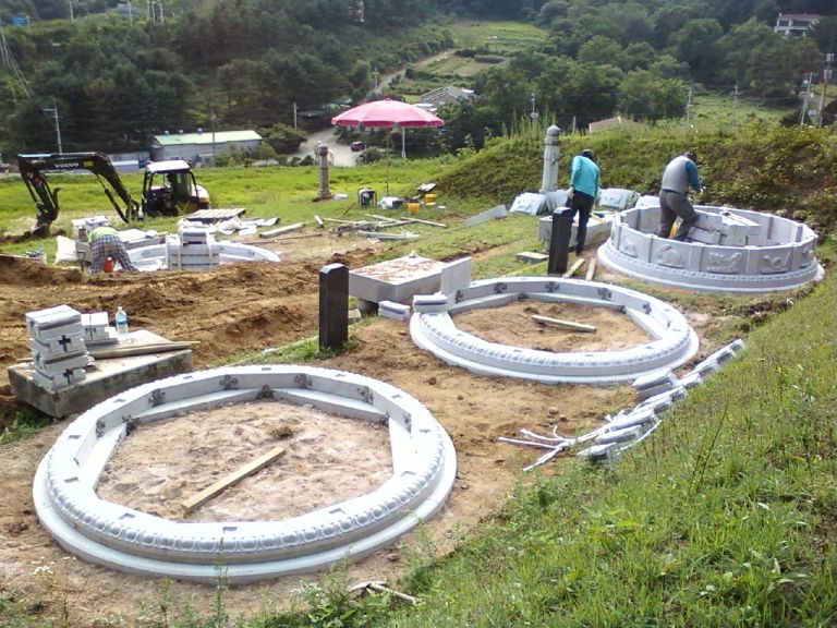 둘레석 설치중 (국내산)